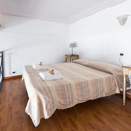 Sunny Navona Square Apartment Rome